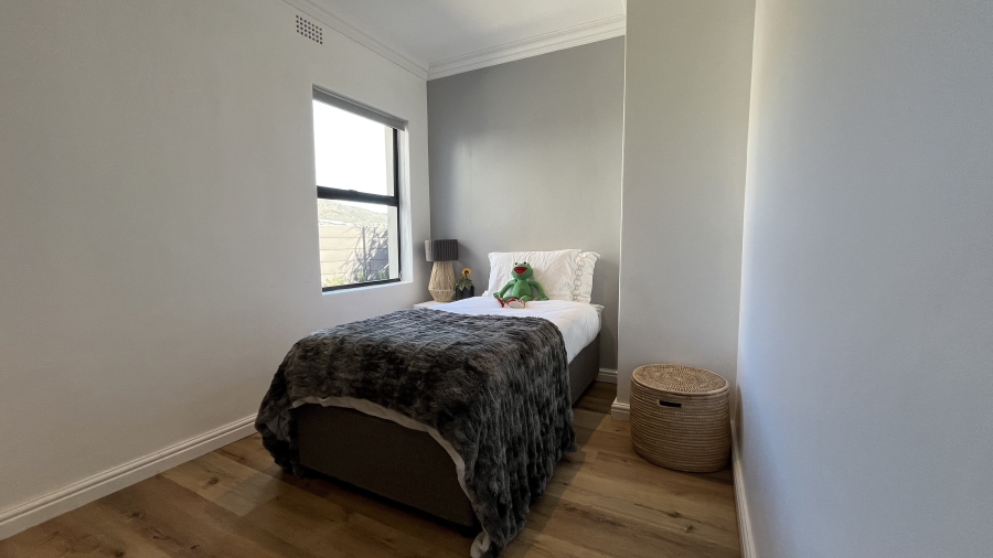5 Bedroom Property for Sale in Clovelly Western Cape